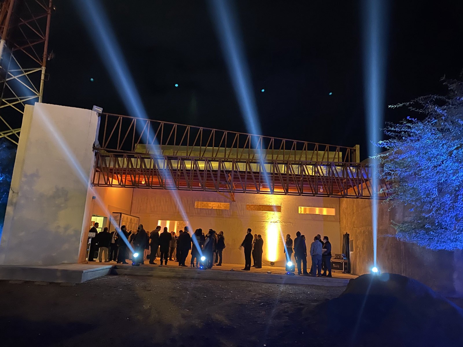 Evento corporativo nocturno con iluminación profesional