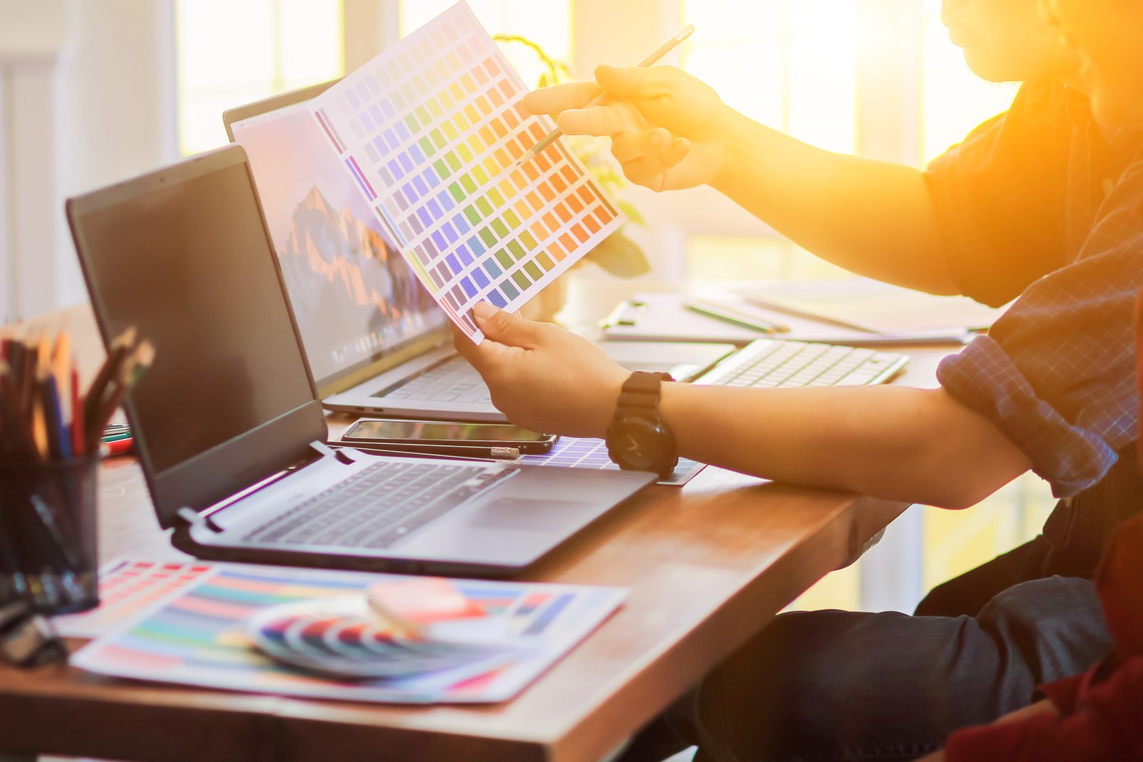 Diseñador revisando una guía de color